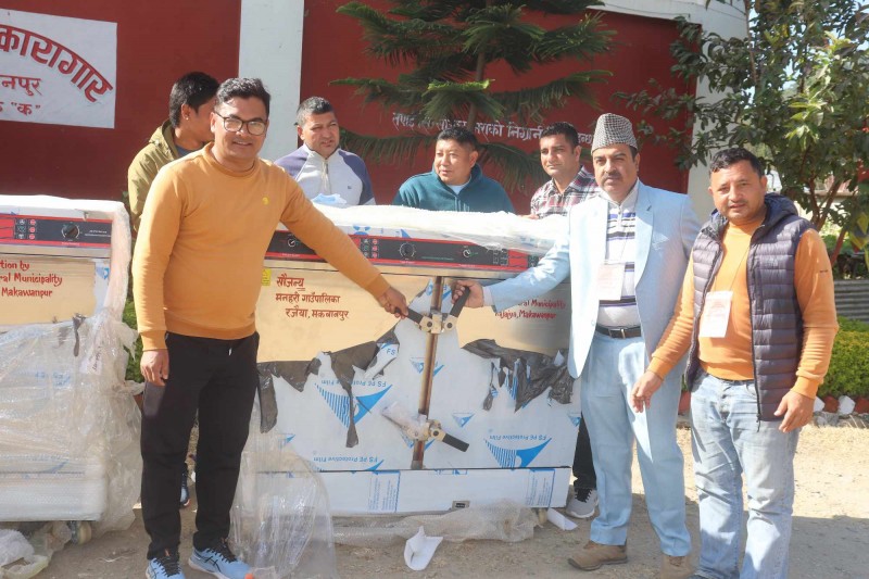 भीमफेदी कारागारमा मनहरी गाउँपालिकाले दियो राइस स्टिमर